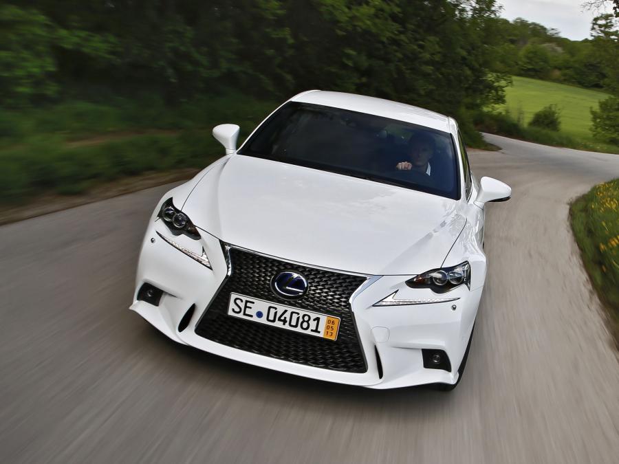  Lexus IS300h F-Sport 2013 года  (EU) (фото 9 из 16)
